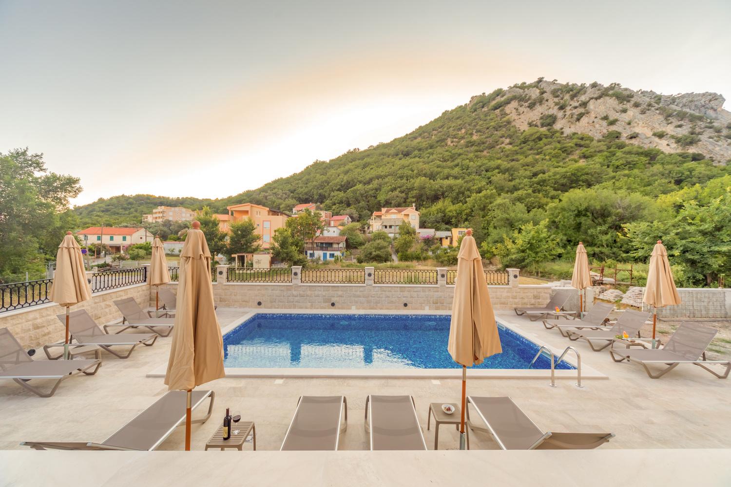 SWIMMING POOL & OUTSIDE