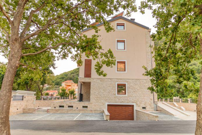 SWIMMING POOL & OUTSIDE