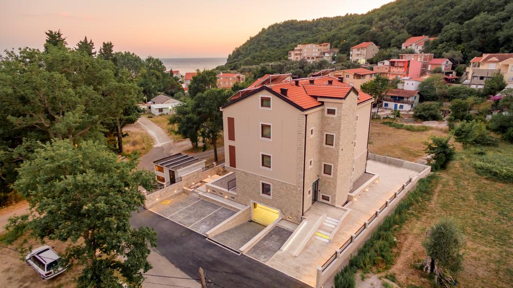 SWIMMING POOL & OUTSIDE